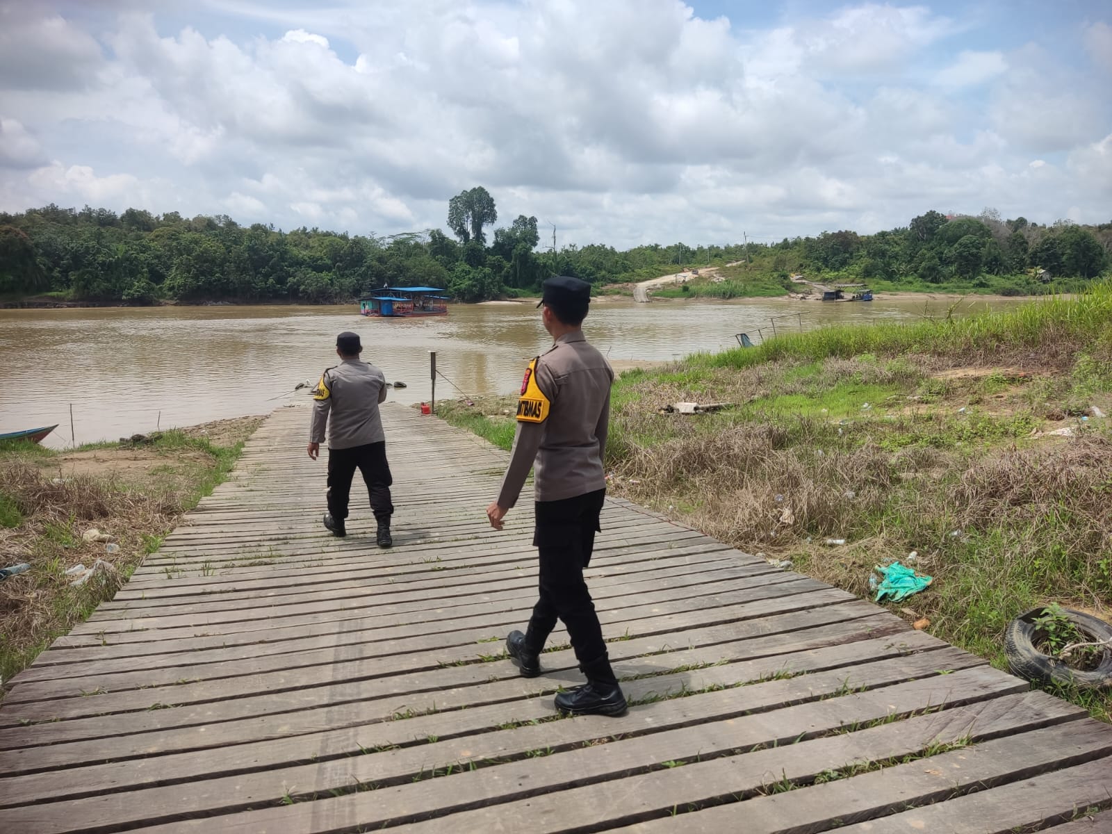 Deteksi Banjir, Polsek Tewang Sangalang Garing dan Pulau Malan Cek Ketinggian Debit Air