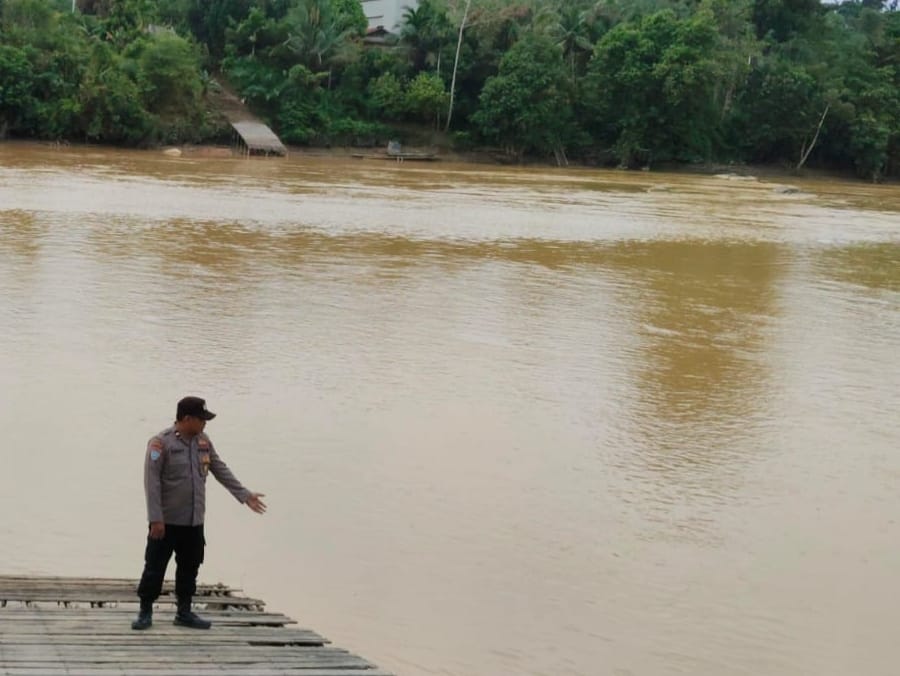 Polsek Marikit Pantau Situasi ketinggian Debit air di Das Katingan untuk antisipasi bencana Banjir.