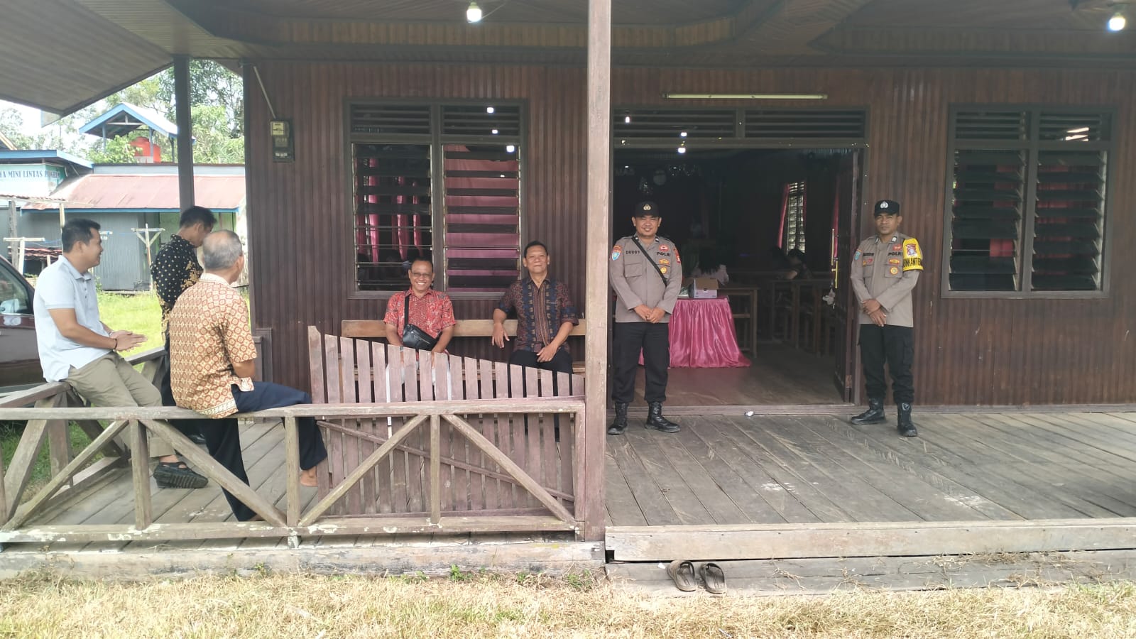 Personil Polsek Marikit Laks giat Patroli dan Pengamanan Ibadah Minggu Gereja – gereja diwilayah Kec Marikit, Kab. Katingan