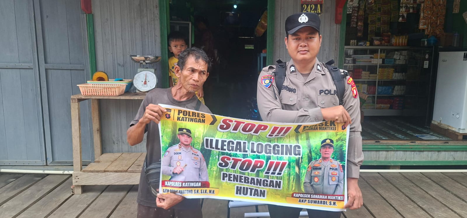 Bhabinkamtibmas laksanakan Sosialisasikan tentang larangan dan sangsi Pidana bagi pelaku Ileggal Logging kepada masyarakat di  Desa Binaan.