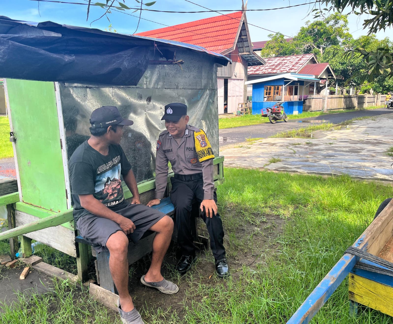 Anggota bhabinkamtibmas Polsek Katingan Kuala Sambang masyarakat Desa Binaannya