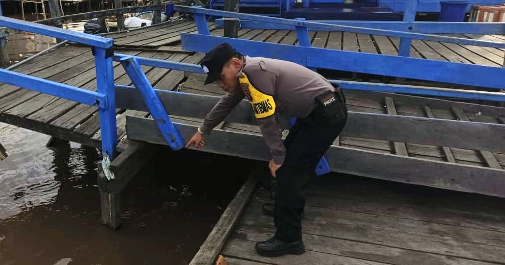 Antisipasi Terjadinya Bencana Banjir, Personil Polsek Katingan Kuala Rutin Melakukan Pengecekan Debit Air Di Wilayahnya