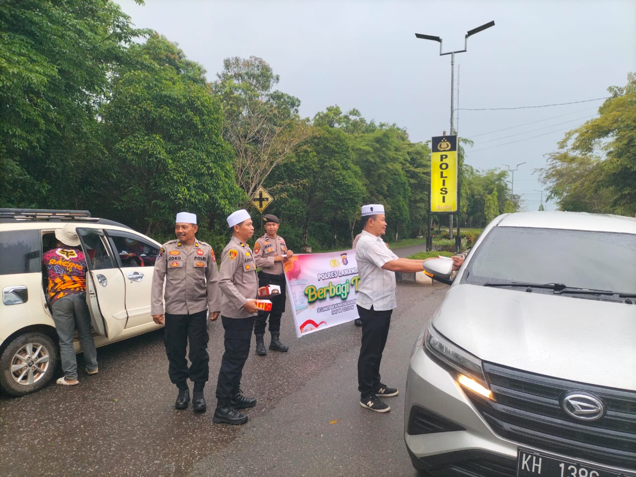 Ramadan Berbagi, Personel Polres Lamandau Turut Tebar Kebaikan Bagikan Takjil Jelang Berbuka