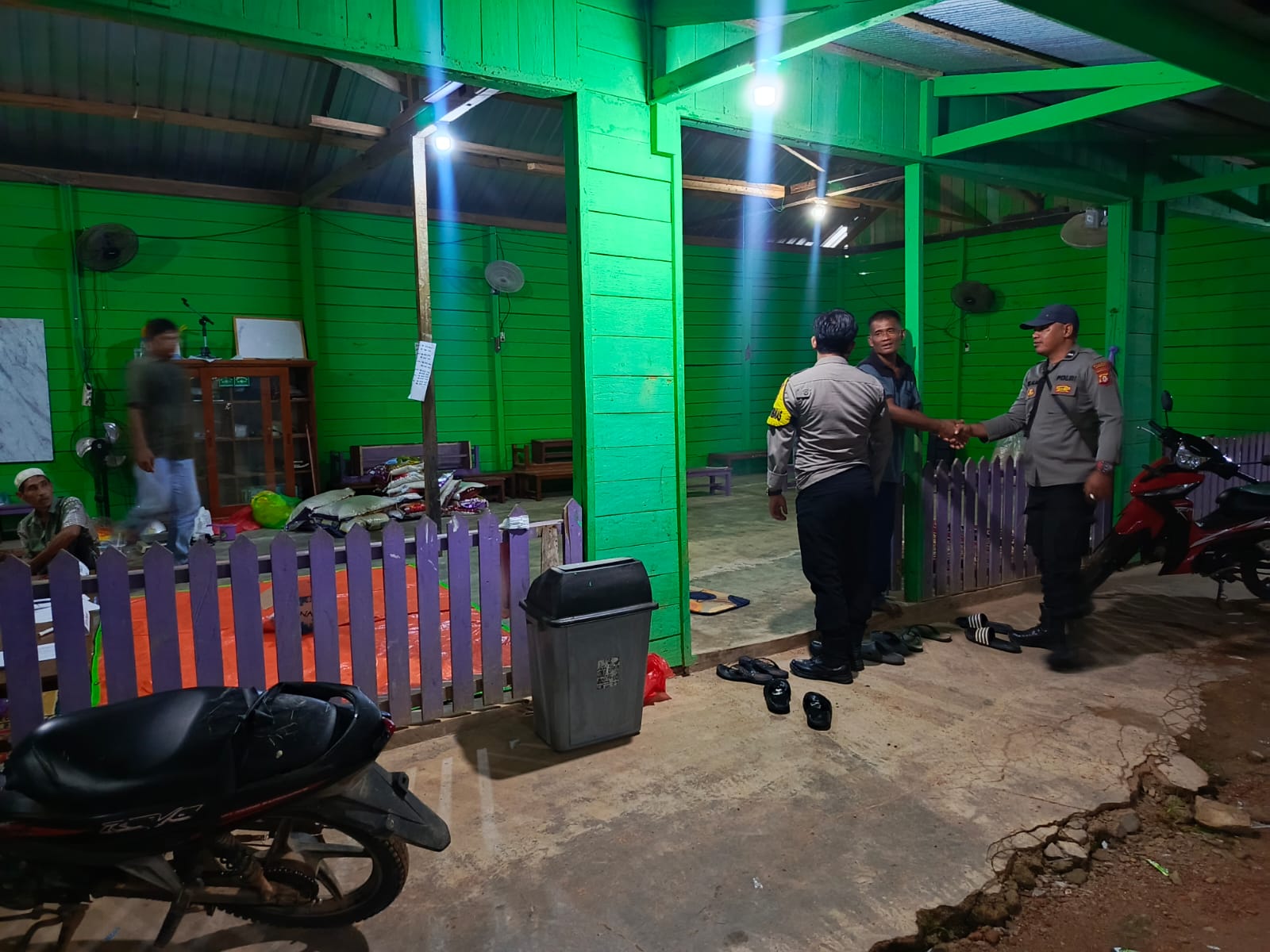 Piket Polsek Lamandau sambang dan Silaturahmi Ke Pedagang