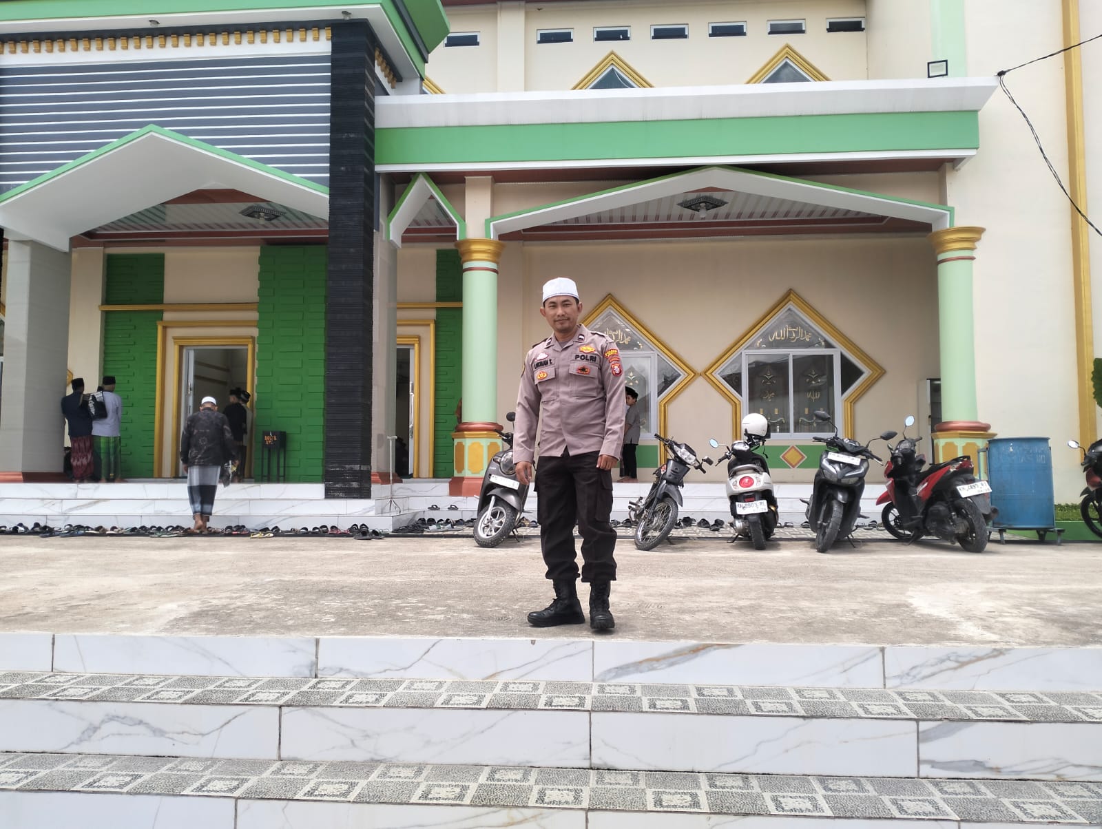 Kegiatan pengamanan pelaksanaan Sholat Jum’at di Masjid Jami Darussalam, Kecamatan Sematu Jaya, Kabupaten Lamandau.