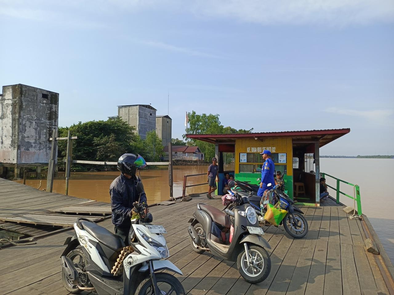 ‎Sejumlah Personel Ditpolairud PAM Pelabuhan Fery Penyeberangan Di Pulang Pisau