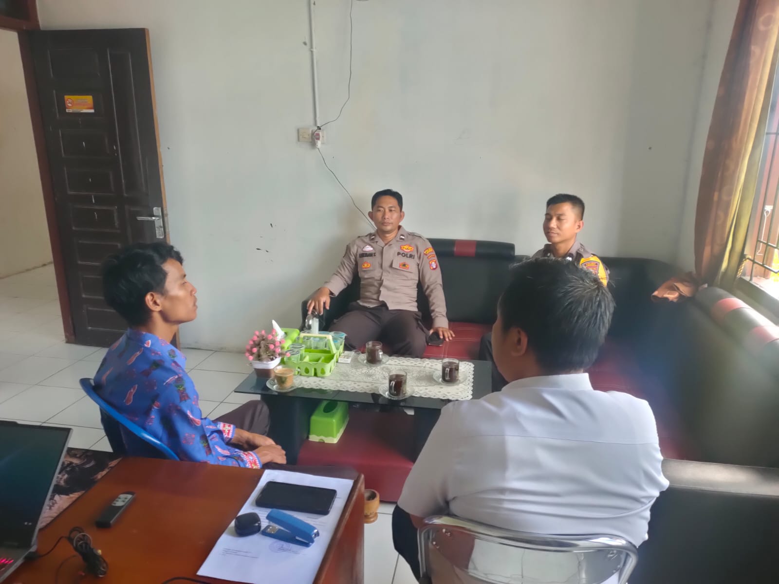 Personel Polsek Sematu Jaya Silaturahmi ke Kantor Desa dan Sosialisasikan Layanan 110