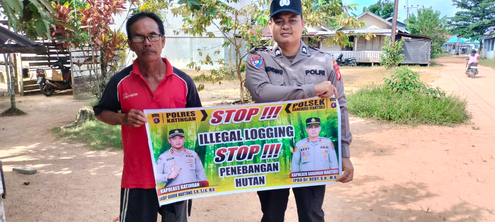 Bhabinkamtibmas laksanakan Sosialisasikan tentang larangan dan sangsi Pidana bagi pelaku Ileggal Logging kepada masyarakat di  Desa Binaan.