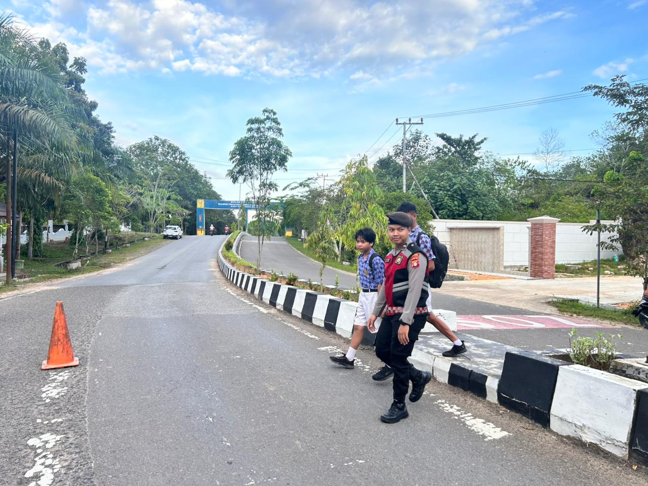 Pagi Hari Lebih Aman, Samapta Polres Lamandau Dampingi Anak Sekolah Menyeberang