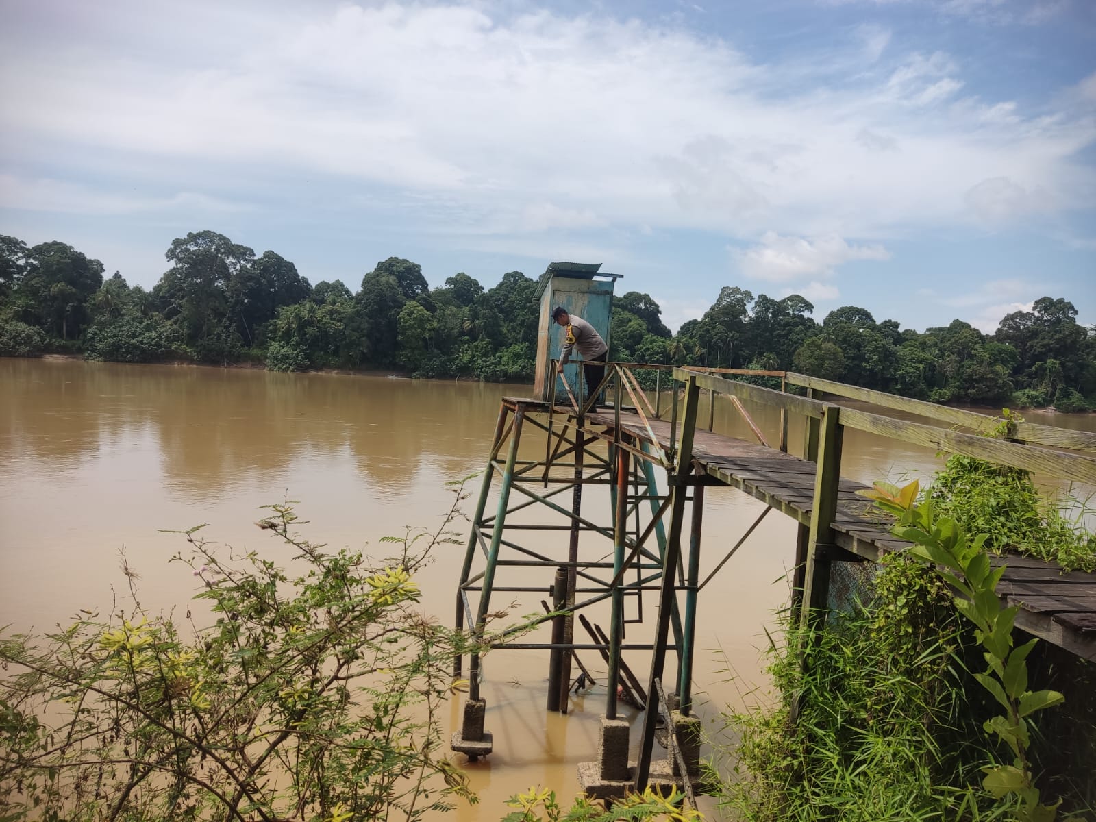 Deteksi Banjir, Polsek Tewang Sangalang Garing dan Pulau Malan Cek Ketinggian Debit Air