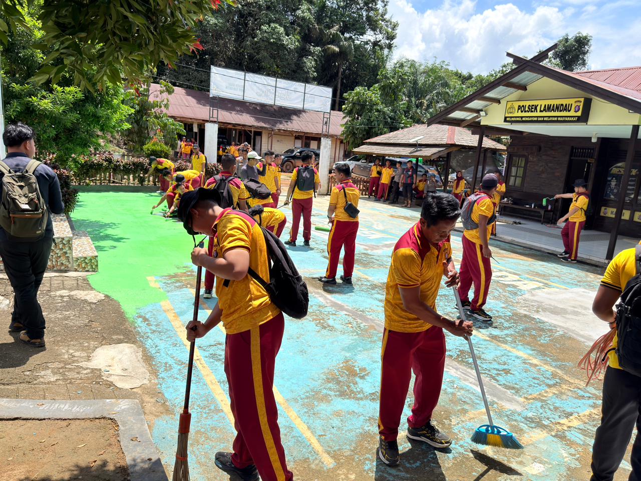 Wujud Kekompakan, Kapolres Lamandau Pimpin Kerja Bakti di Lingkungan Polsek