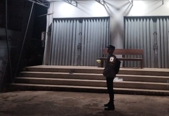 Piket Polsek Delang Jalin Kedekatan dengan Masyarakat di Tengah Aktivitas