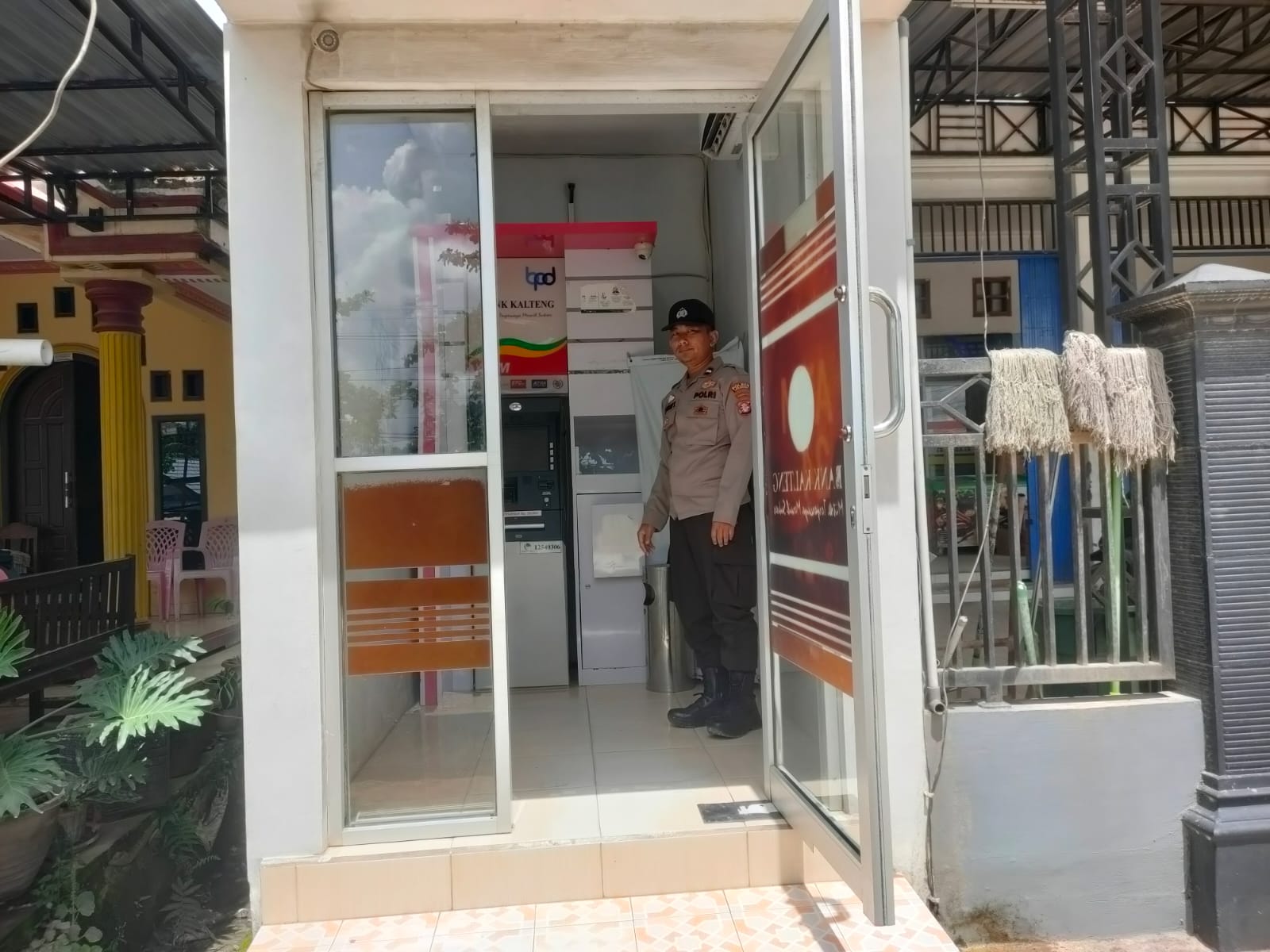 Sematu Jaya, Dalam rangka menjamin salah satu aktifitas warga dalam memenuhi kebutuhan sehari hari, anggota patroli Polsek Sematu Jaya melaksanakan patroli ke Megamart yang ada di wilayah Polsek Sematu Jaya