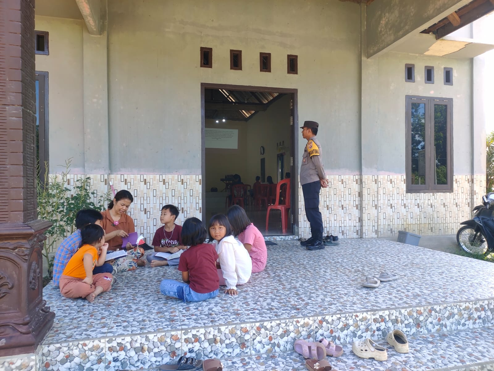 Polsek Sematu Jaya Laksanakan Pengamanan Ibadah Minggu, Situasi Aman dan Kondusif