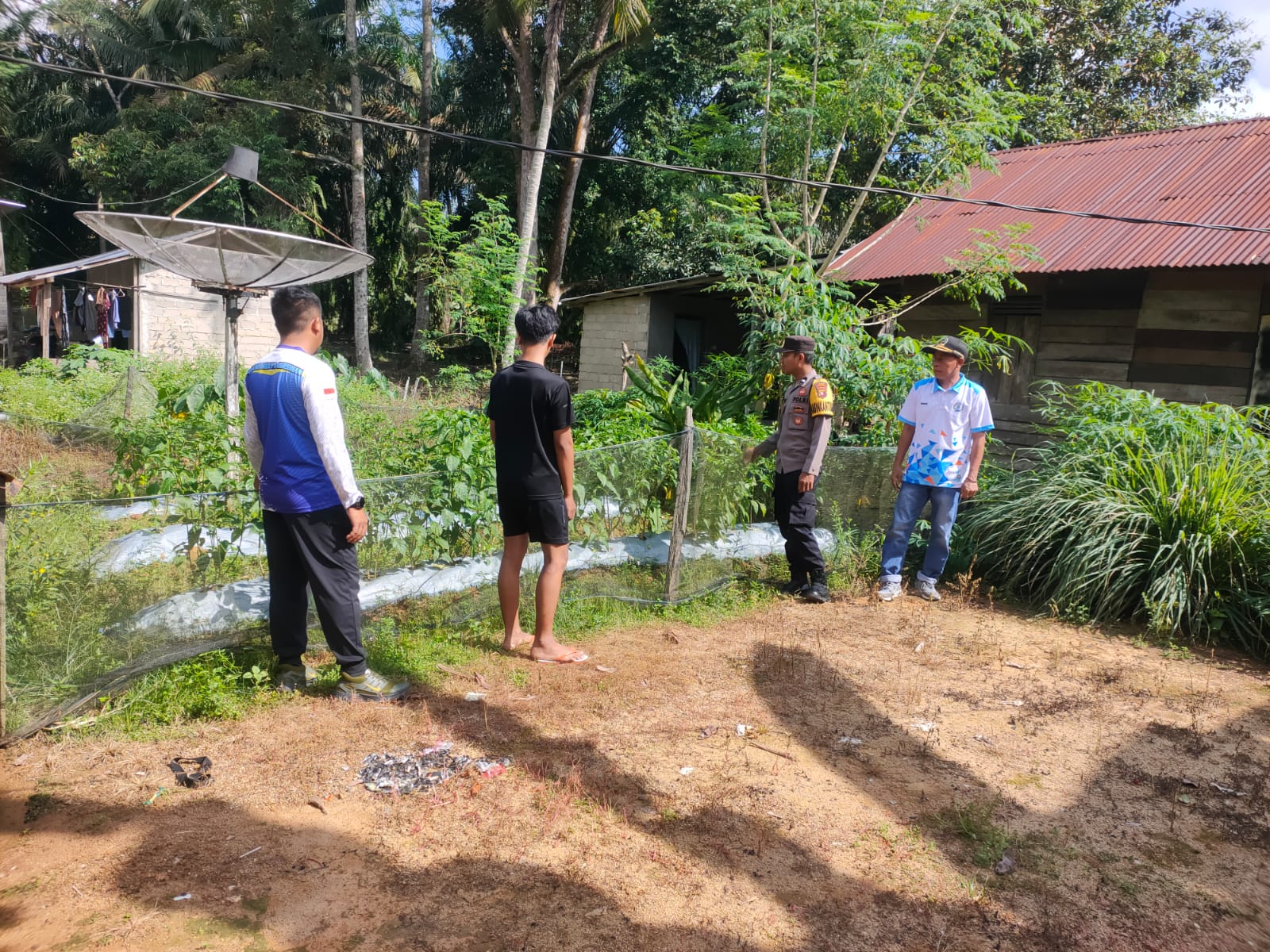 Bhabinkamtibmas Polsek Sematu Jaya Dorong Ketahanan Pangan Lewat Pekarangan Bergizi