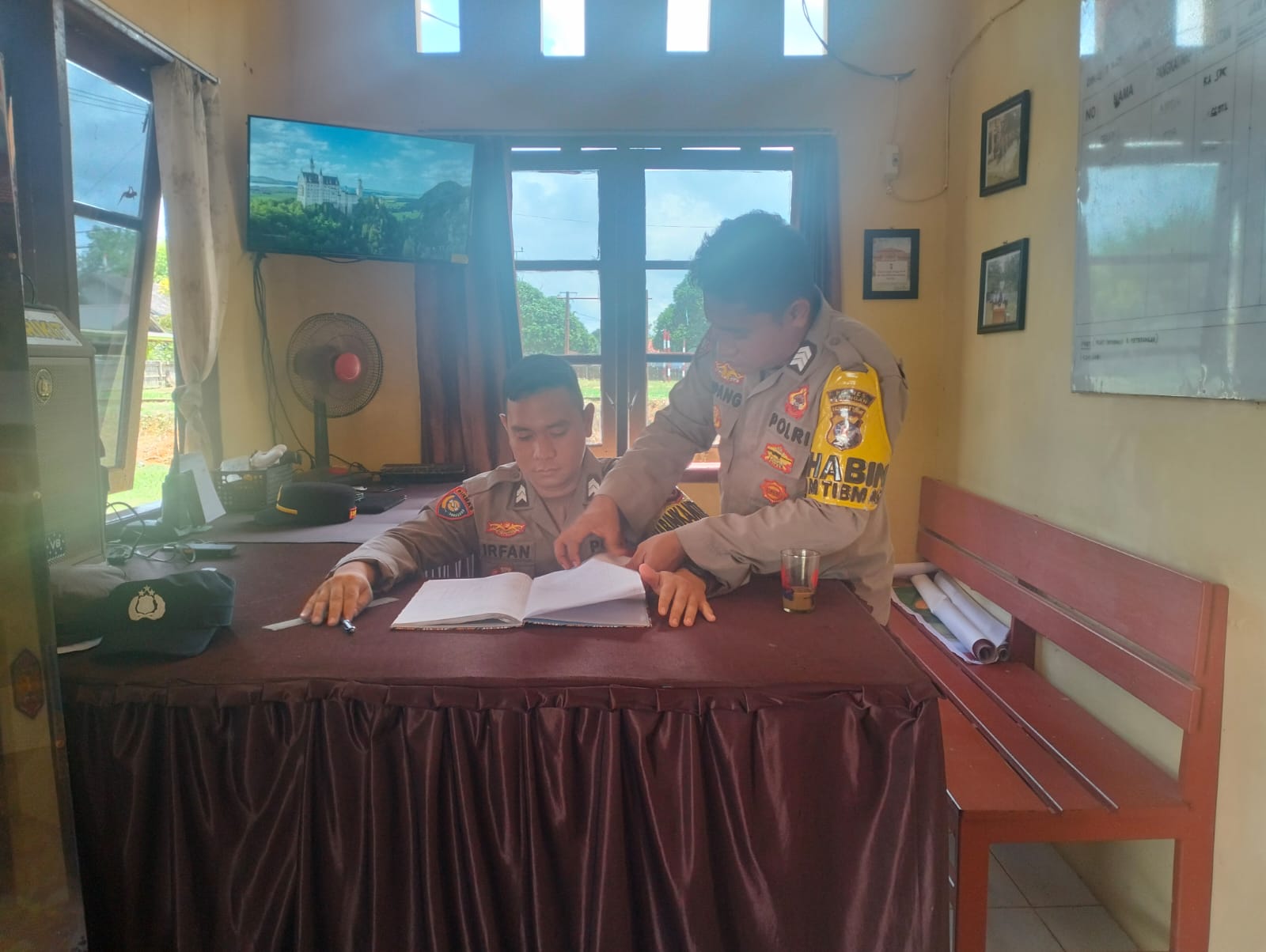 PERSONEL POLSEK MARIKIT LAKSANAKAN PENJAGAAN MAKO DAN PELAYANAN KEPOLISIAN UNTUK MENJAGA KAMTIBMAS TETAP KONDUSIF