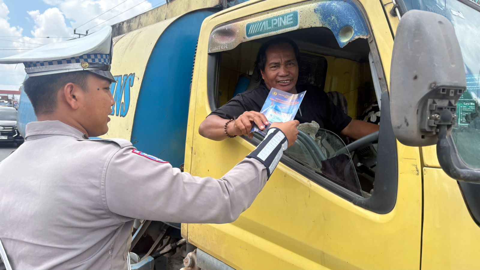 Pembagian Brosur Keselamatan Berlalu Lintas Kepada masyarakat.