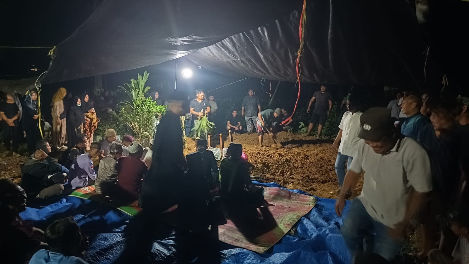 Lima Jenazah Korban Pembunuhan Dimakamkan di Teweh Timur, Kepolisian Laksanakan Pengamanan Ketat