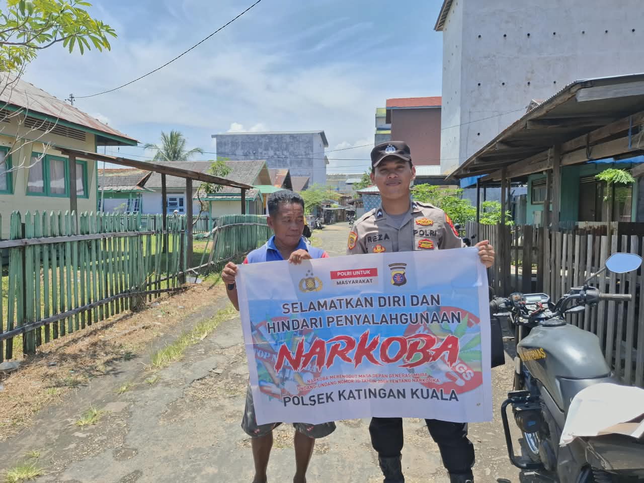 Sampaikan pesan Kamtibmas, Bhabinkamtibmas Polsek Katingan Kuala sambangi Warga.