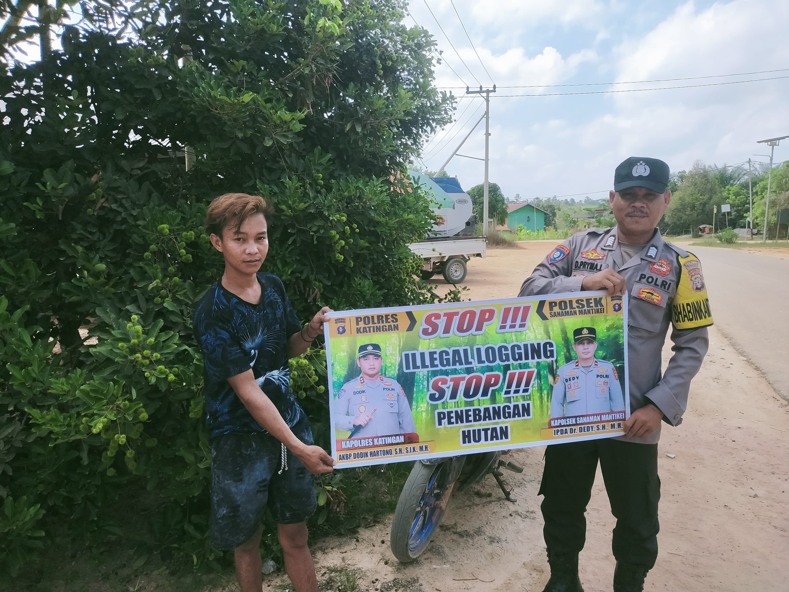 Bhabinkamtibmas laksanakan Sosialisasikan tentang larangan dan sangsi Pidana bagi pelaku Ileggal Logging kepada masyarakat di  Desa Binaan.