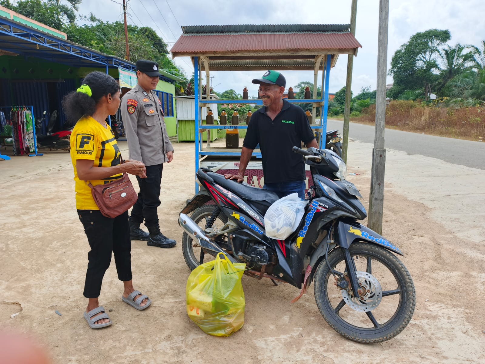 Ciptakan Situasi Aman, Piket Polsek Jalin Silaturahmi dengan Masyarakat