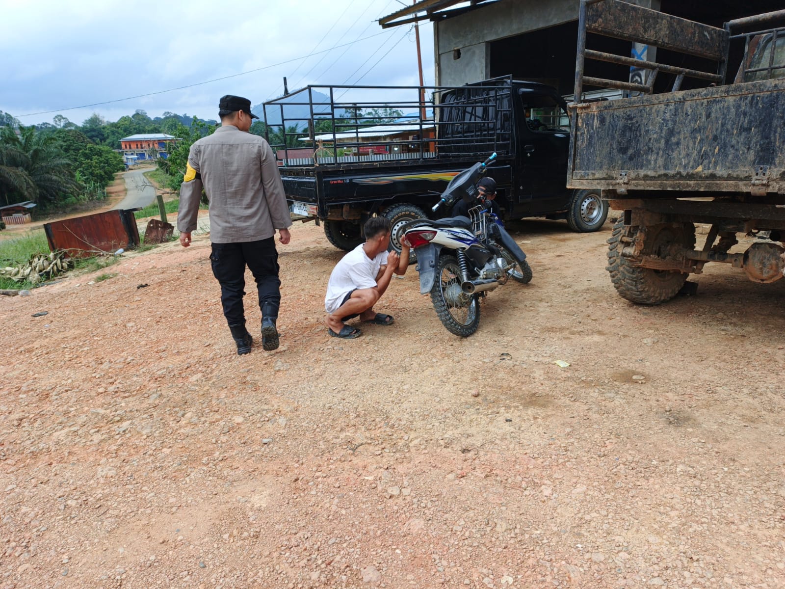 Personel Polsek Lamandau Sigap Bantu Warga yang Mengalami Motor Mogok