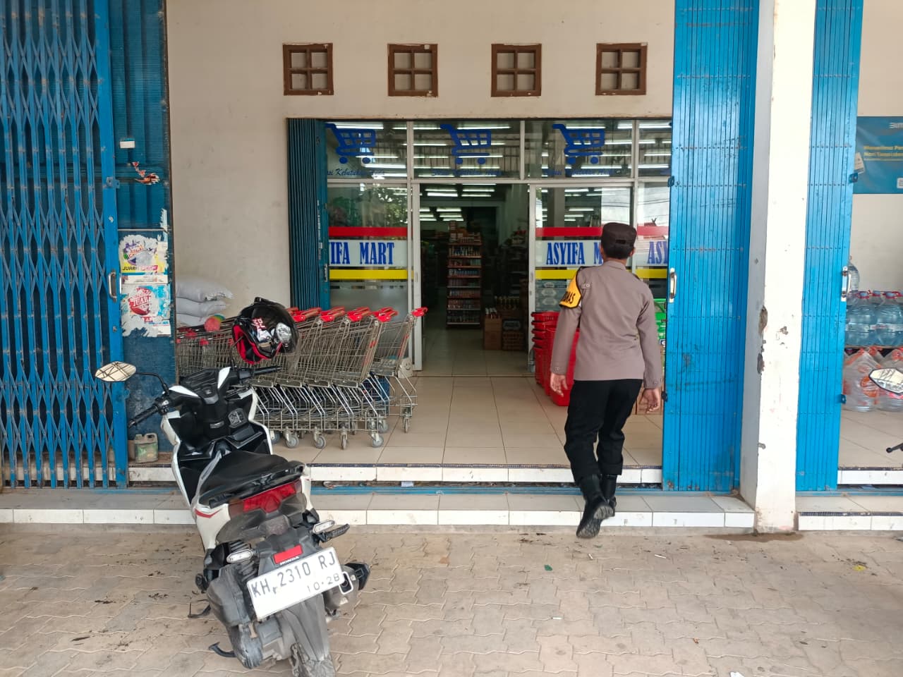 Piket Polsek Patroli kepertokoan diwilkum Polsek Sematu Jaya