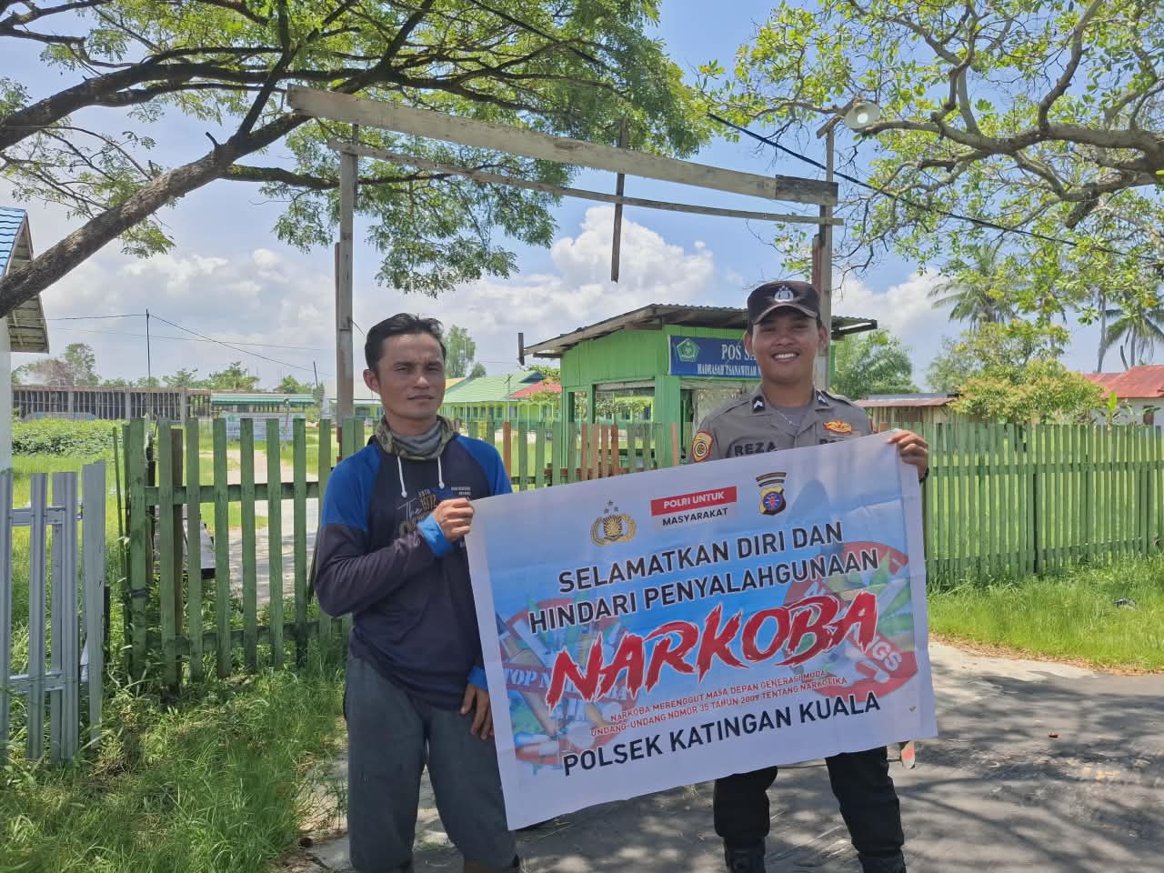 Sampaikan pesan Kamtibmas, Bhabinkamtibmas Polsek Katingan Kuala sambangi Warga.