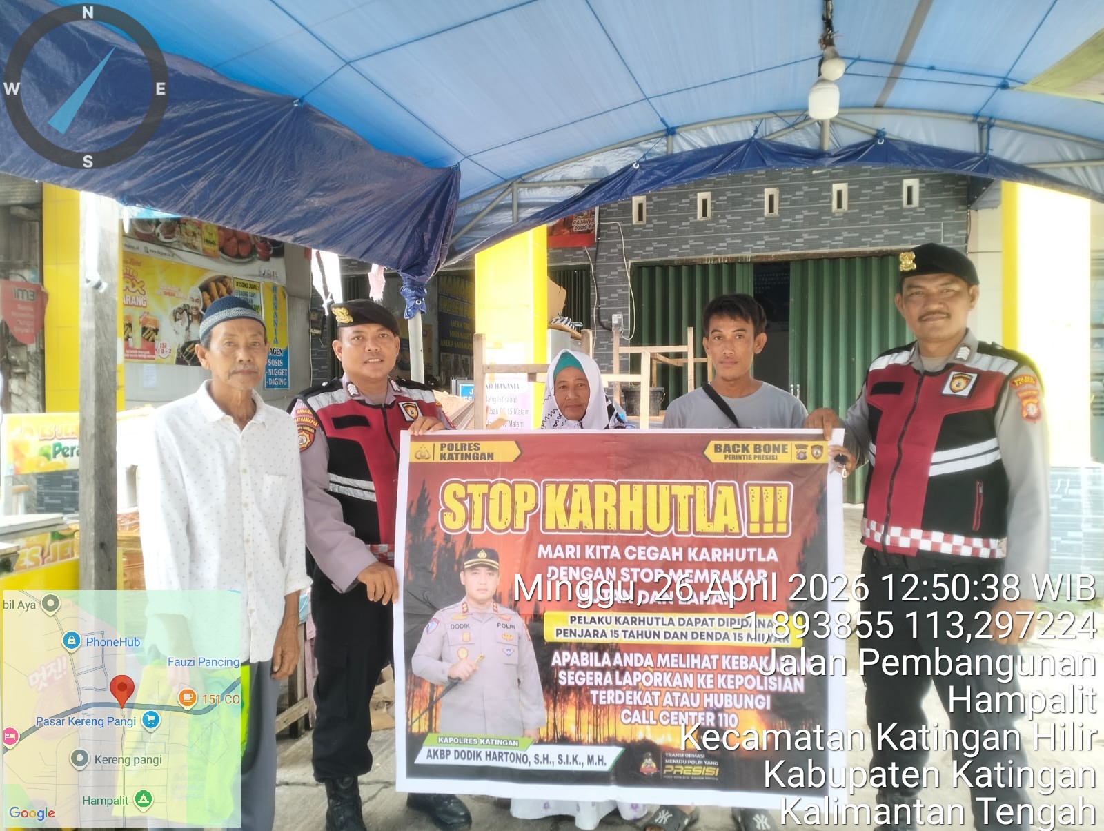 Personel Samapta Polres Katingan Sosialisasikan Pencegahan Karhutla kepada Masyarakat Desa Hampalit.