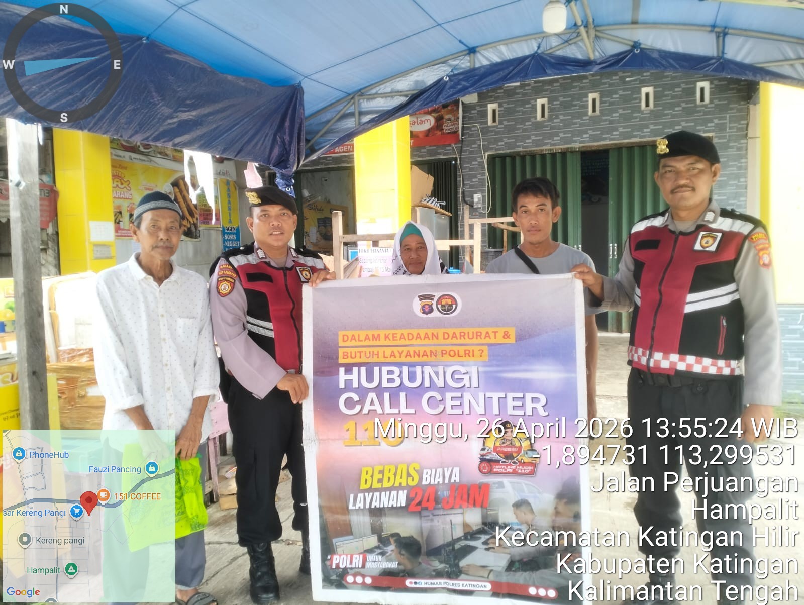 Personel Samapta Polres Katingan Sosialisasikan Call Center 110 Polri kepada Masyarakat Desa Hampalit olehPersonel Samapta Polres Katingan.