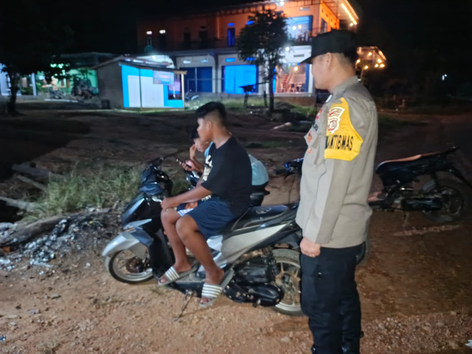 Piket Polsek Sambangi Warga yang sedang Berkendara agar Lebih Berhati-hati di Jalan