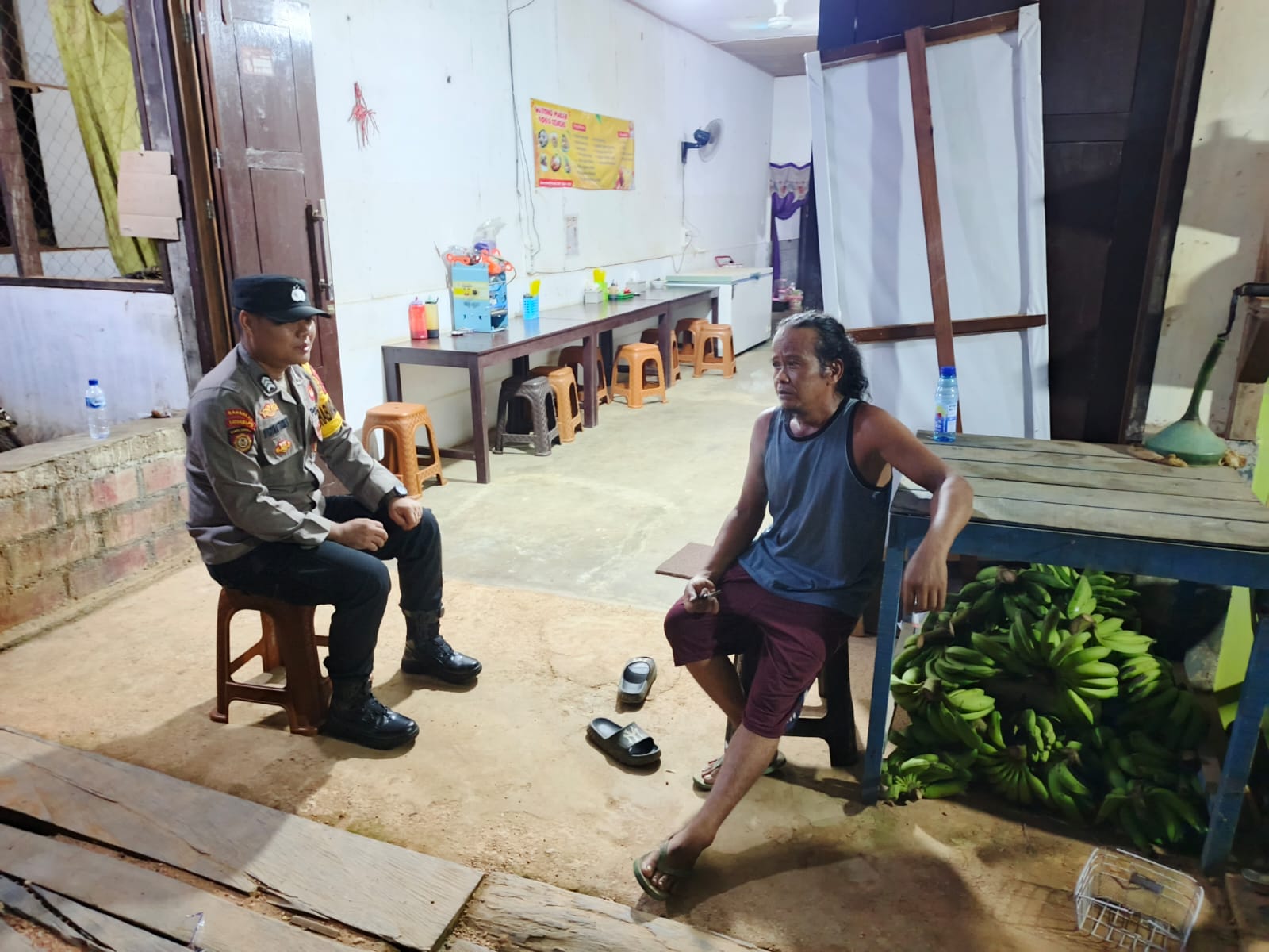 Piket Polsek Lamandau Sambangi Warga yang Sedang Duduk Santai, Sampaikan Pesan Kamtibmas