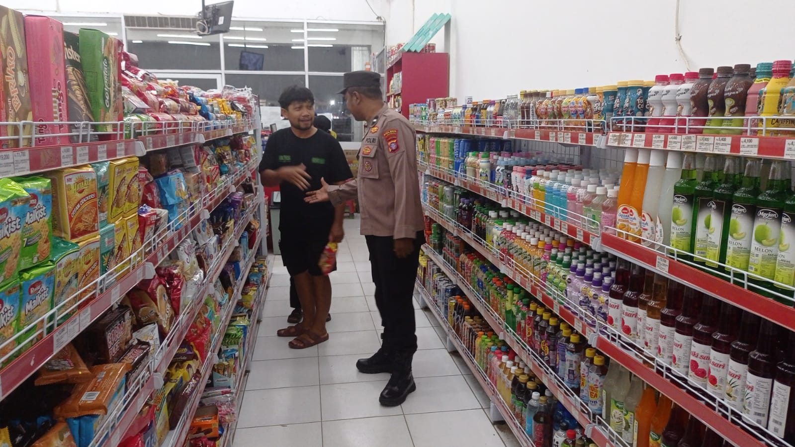 Piket Polsek Sambangi dan Silaturahmi Ke Pedagang