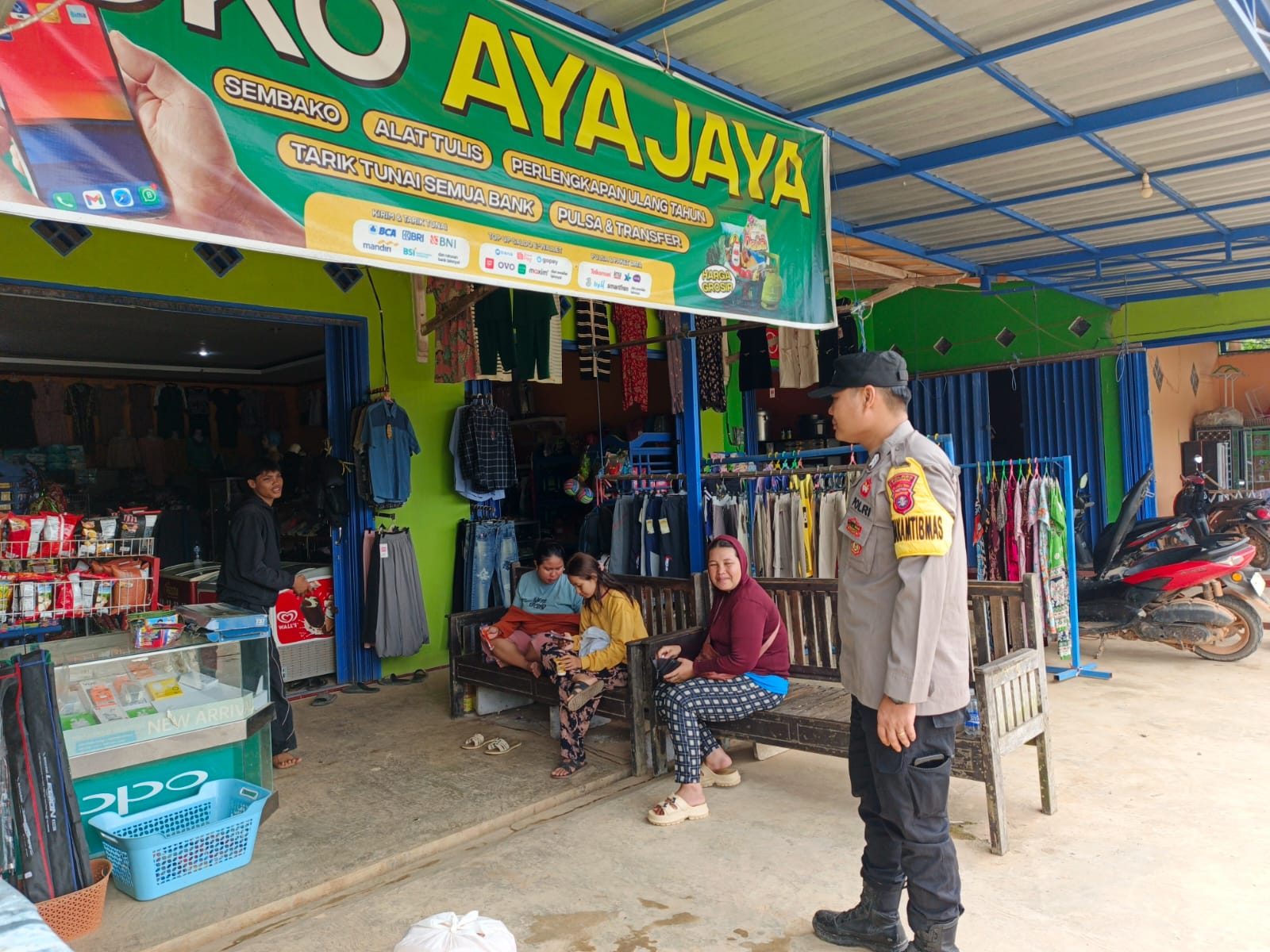 Piket Polsek Lamandau sambang dan Silaturahmi Ke Pedagang