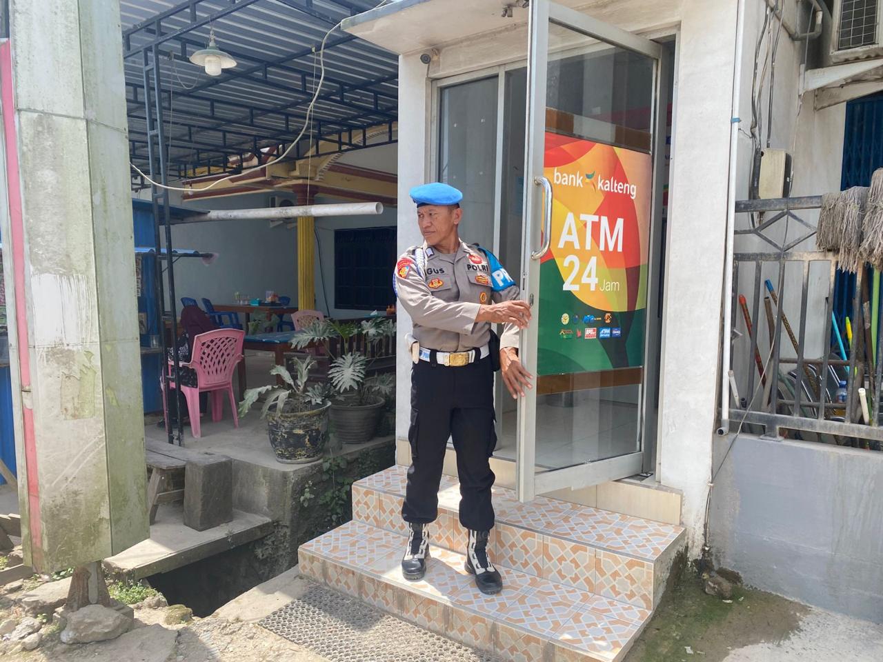 Polres Lamandau Semua Kegiatan dan upaya dalam rangka menekan angka kriminalitas perbankan di siang hari dan guna menciptakan situasi yang aman dan konsusif personil Polsek Sematu Jaya