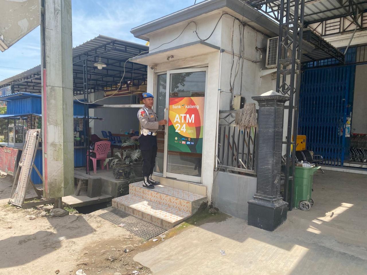 Sematu Jaya, Dalam rangka menjamin salah satu aktifitas warga dalam memenuhi kebutuhan sehari hari, anggota patroli Polsek Sematu Jaya Bripka Agus Supriyanto melaksanakan patroli ke Megamart yang ada di wilayah Polsek Sematu Jaya