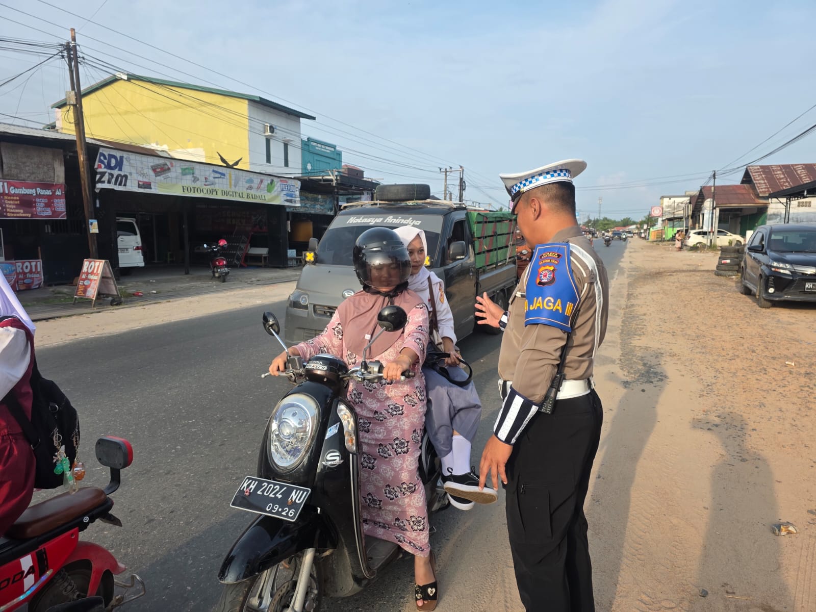 Tidak Menggunakan Helm Saat Berkendara Personel Satlantas Berikan Teguran Humanis.