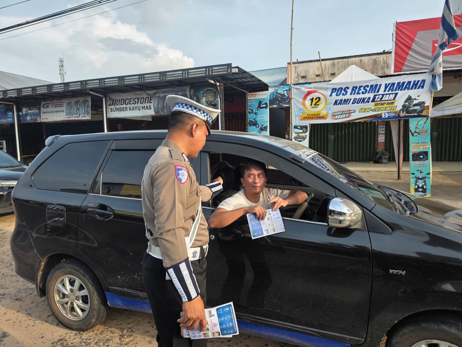 Pembagian Brosur Keselamatan Berlalu Lintas Kepada masyarakat.