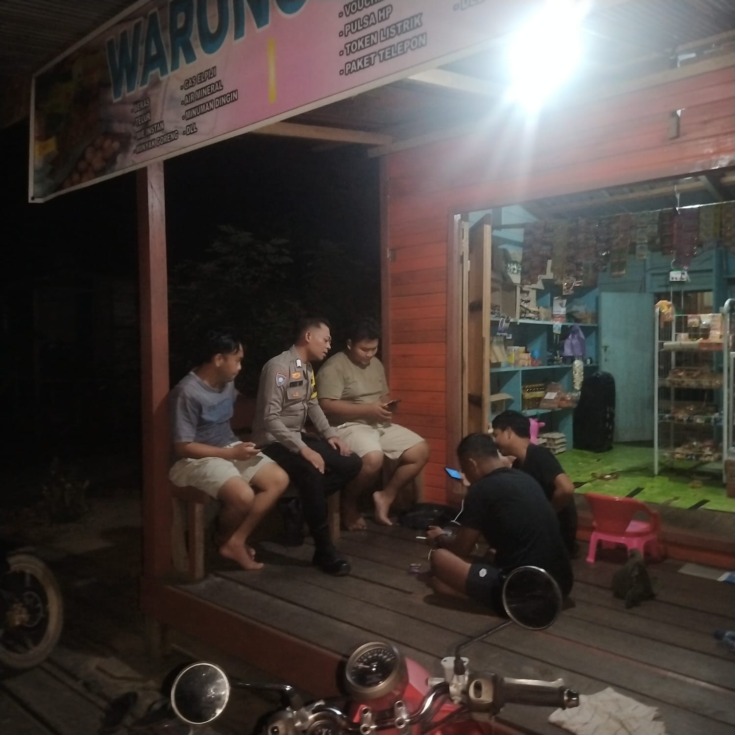 Piket Polsek Delang melaksanakan Silaturahmi ke warga masyarakat