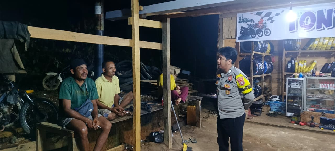 Piket Polsek Silaturahmi ke Masyarakat yang sedang bekerja
