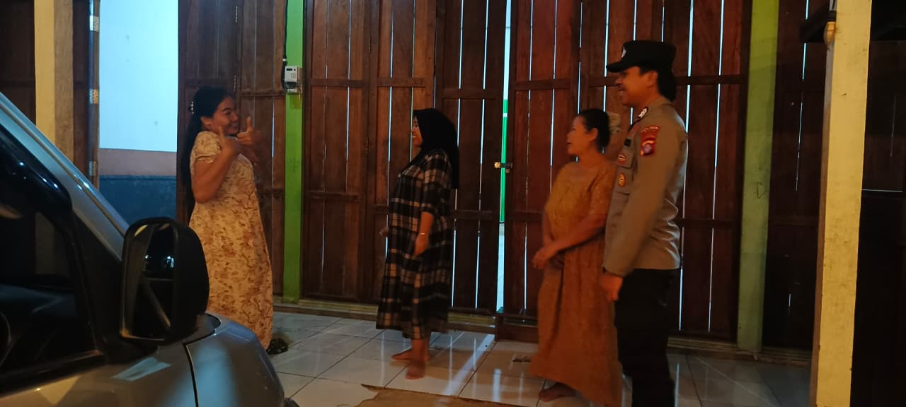 Piket Polsek Sambangi Masyarakat dan Sosialisasikan Tentang Layanan Hotline 110