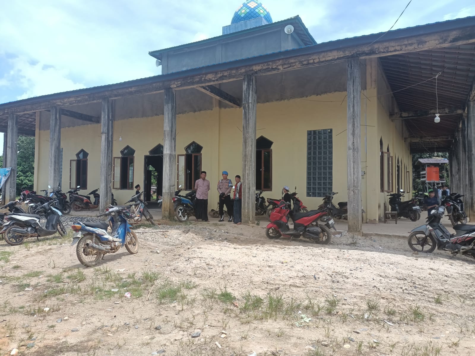 Pengamanan Ibadah Jumat, Komitmen Polsek Marikit Jaga Situasi Kondusif