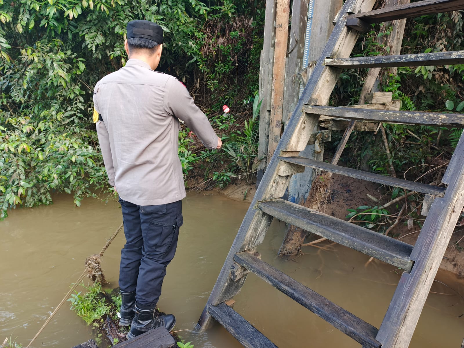 Piket Polsek Cek Debit Air Sungai Lamandau