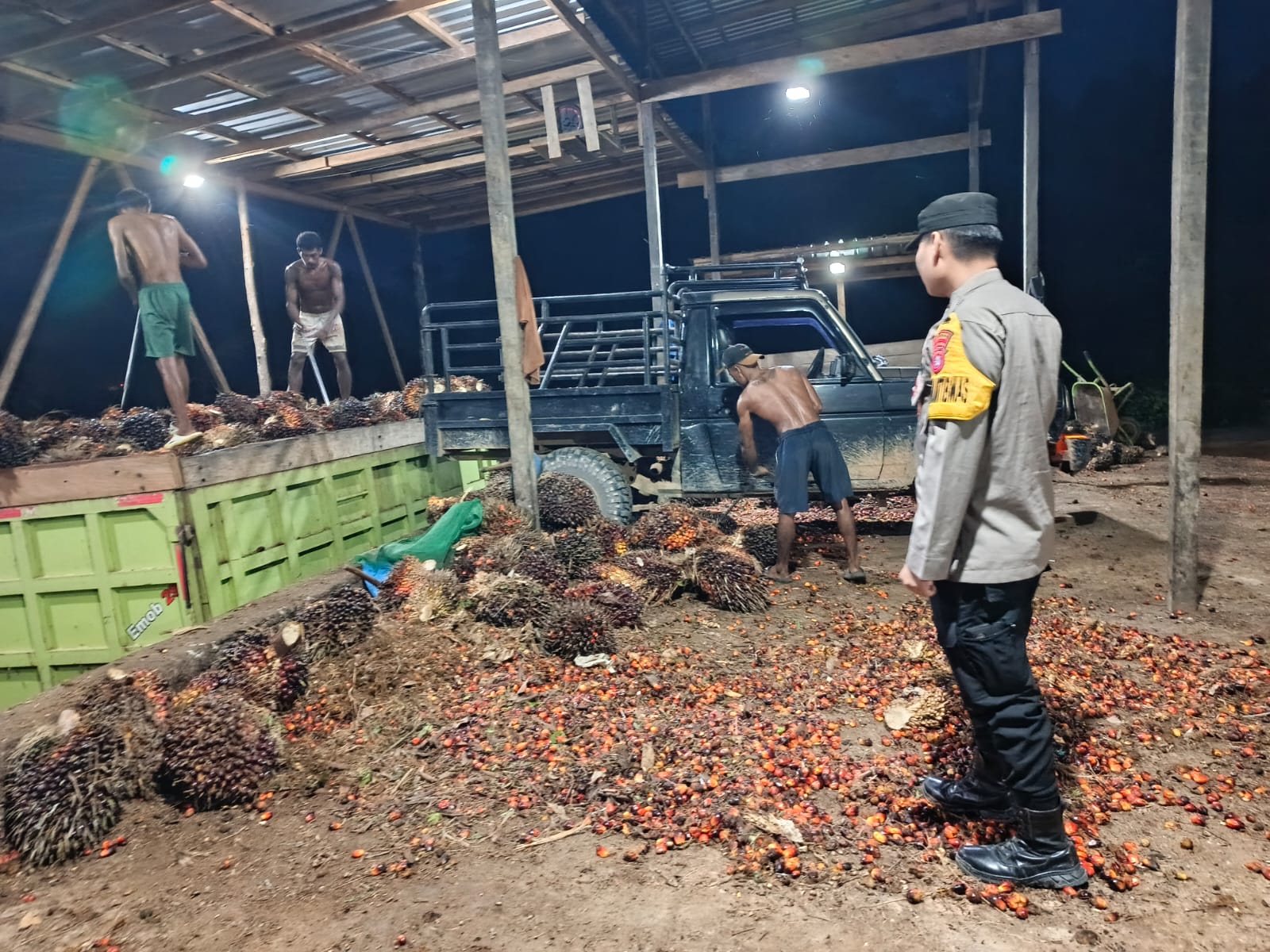 Piket Polsek Silaturahmi ke Masyarakat yang sedang bekerja