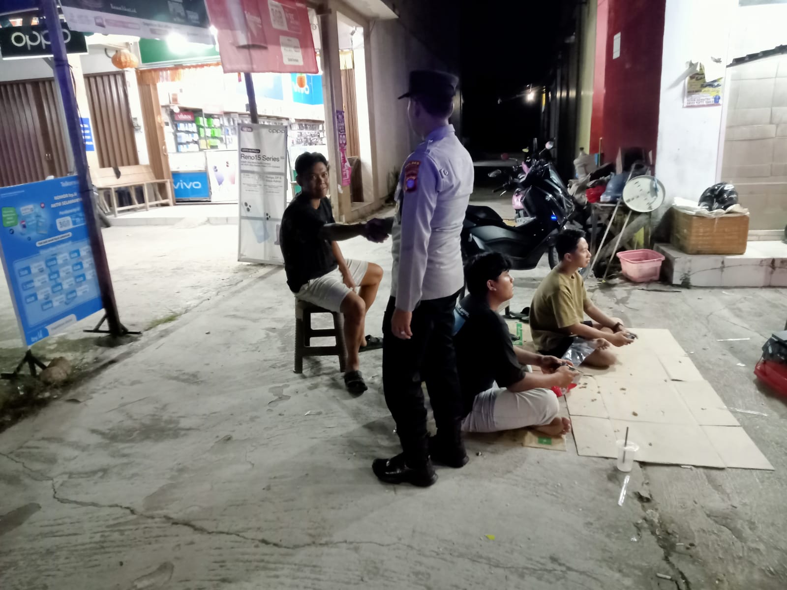 Melalui Sambang Warga, Piket Polsek Sosialisasikan Hotline 110