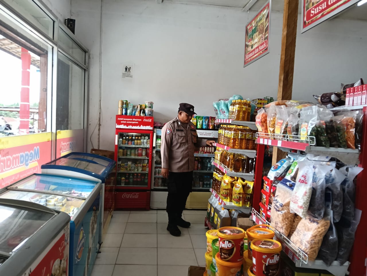 Anggota Polsek Sematu Jaya yang di pimpin langsung, Aipda Erizki melaksanakan patroli dialogis di Megamart Kecamatan Sematu Jaya guna memelihara sitkamtibmas di wilayah Hukum Polsek Sematu Jaya.