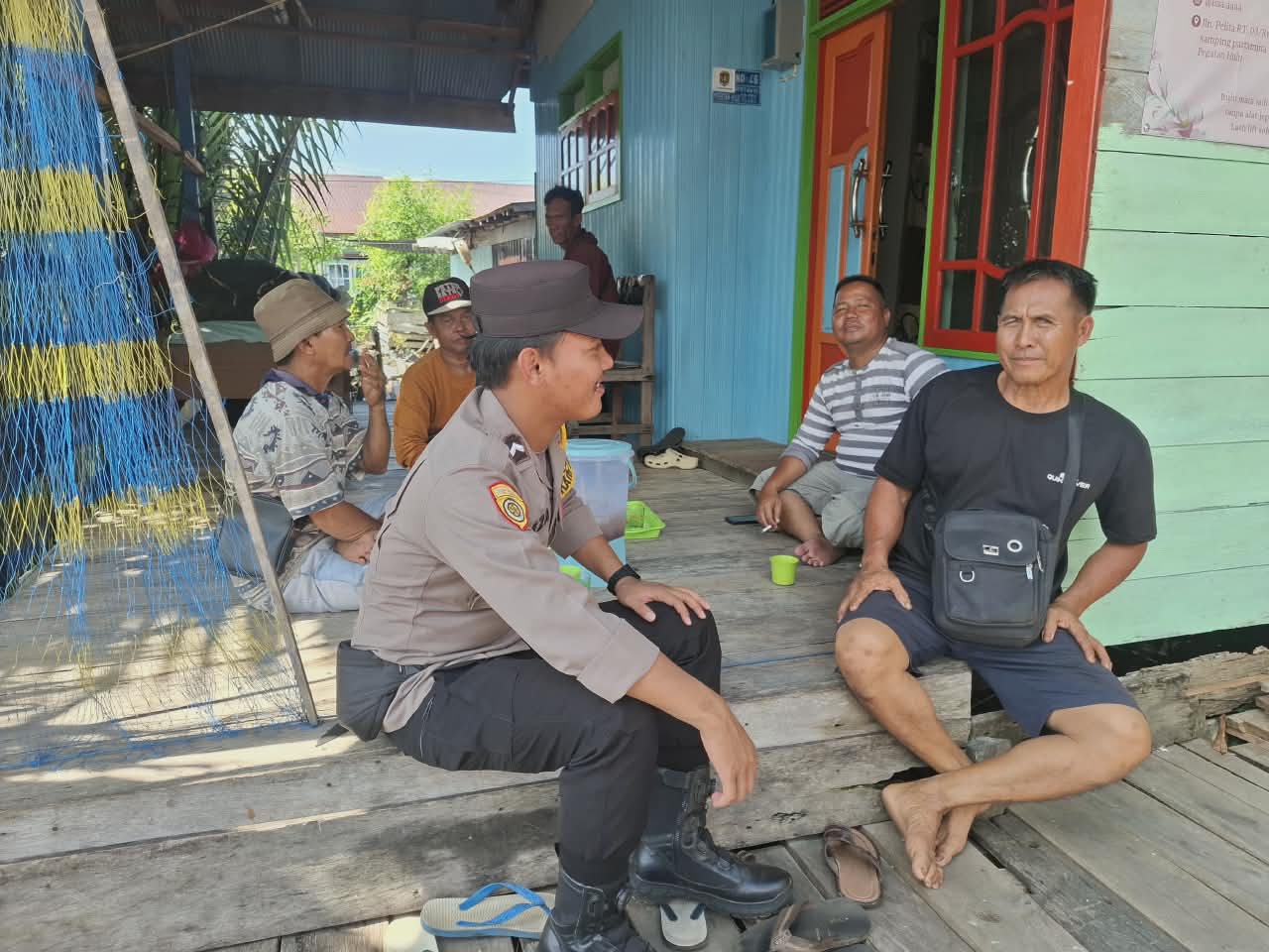 Bhabinkamtibmas Rutin Sambangi Warganya yang sedang beraktivitas di lingkungan perumahan warga Kel. Pegatan Hilir.