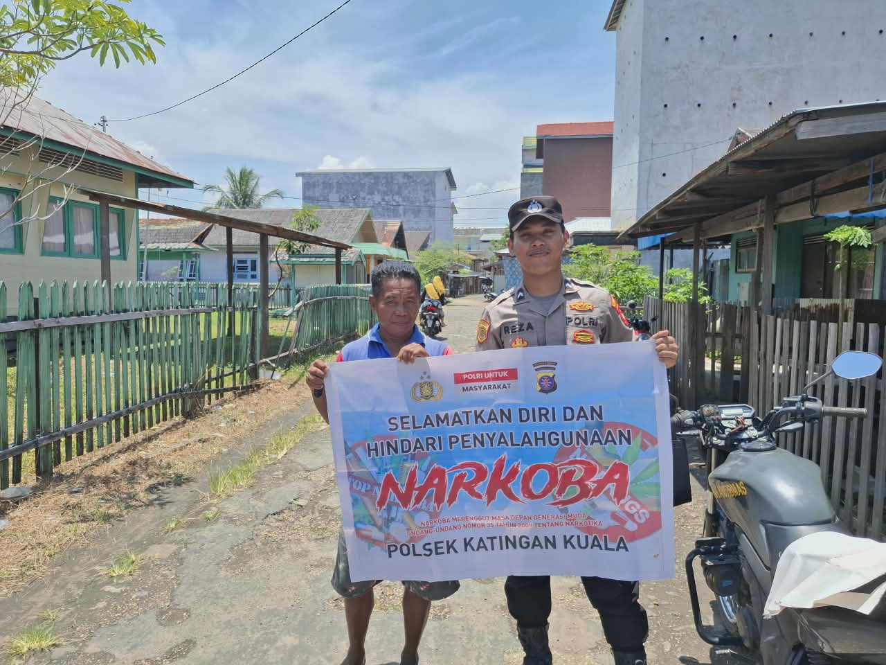 Sampaikan pesan Kamtibmas, Bhabinkamtibmas Polsek Katingan Kuala sambangi Warga.