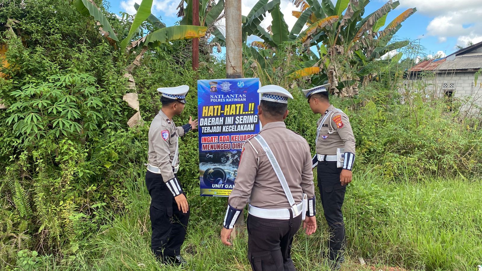 Satlantas Polres Katingan Pasang Spanduk Himbauan Rawan Laka Lantas, Ajak Masyarakat Tertib Berlalu Lintas