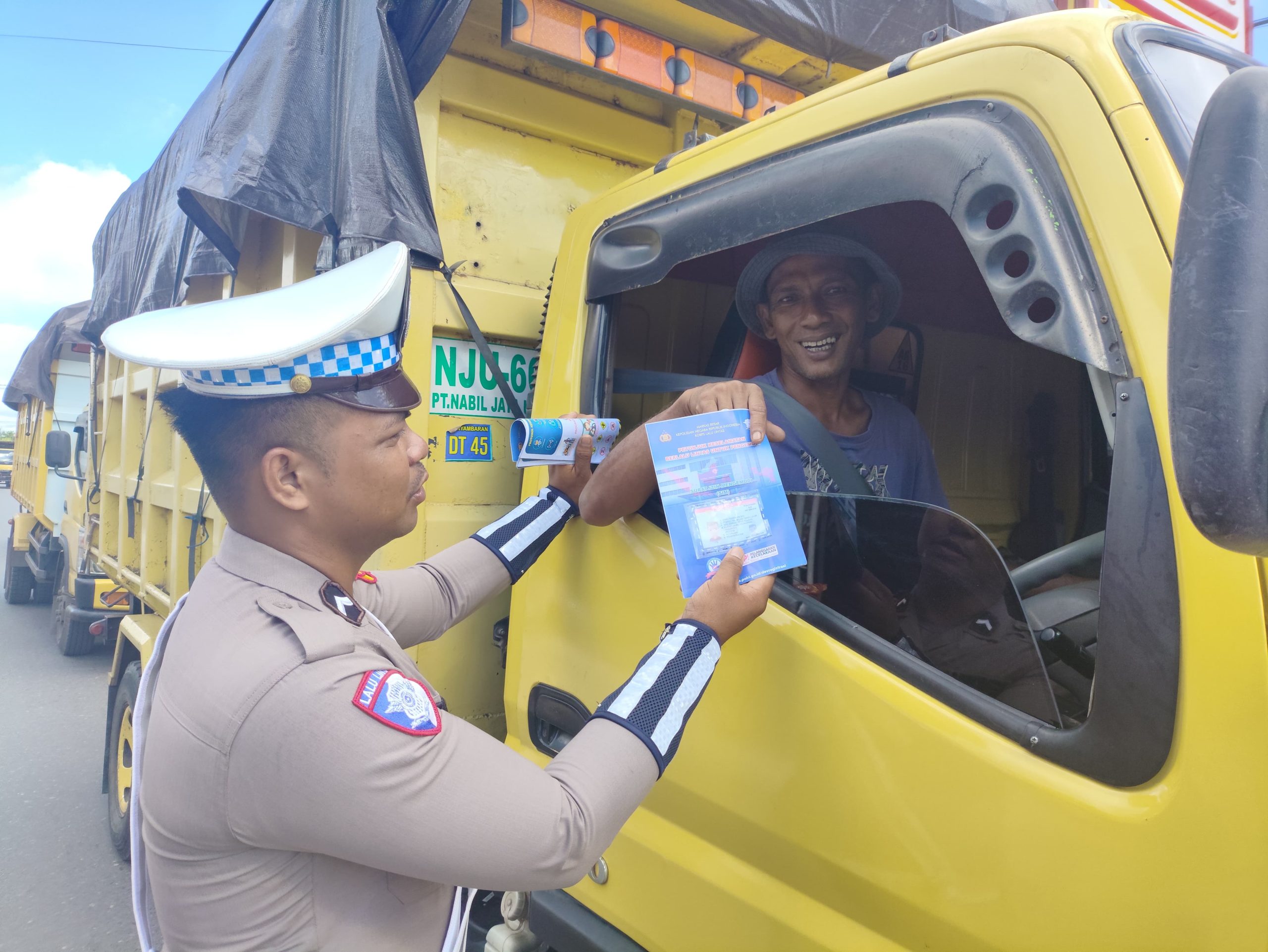 Pembagian Brosur Keselamatan Berlalu Lintas Kepada masyarakat.